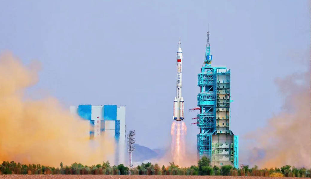 Cohete portador con la nave espacial Shenzhou-11, CASA. 2016