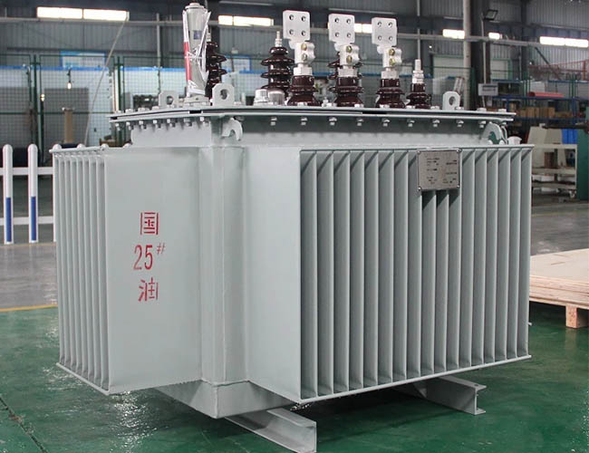 Transformador trifásico sumergido en aceite de 13,8 kV, 400 V, 20 kV y 0,4 kV para distribución de energía.